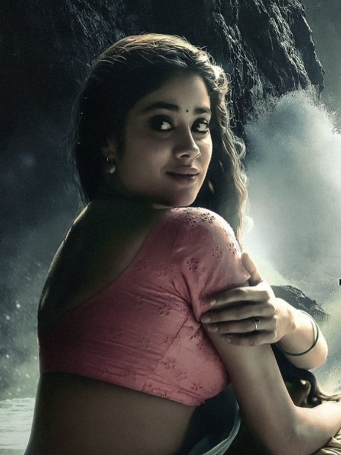 घाघरा-चोली पहने, समंदर किनारे बैठीं जाह्नवी, मुस्कान देख दिल हारे फैंस