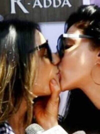 सहेली संग Liplock, जब होली पार्टी में एक्ट्रेस ने दिखाई बोल्डनेस, सरेआम किया Kiss