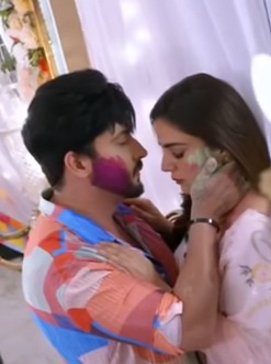 होली पर रोमांस! ऑनस्क्रीन पति संग जब इंटीमेट हुई 35 साल की एक्ट्रेस, प्यार में डूबा कपल