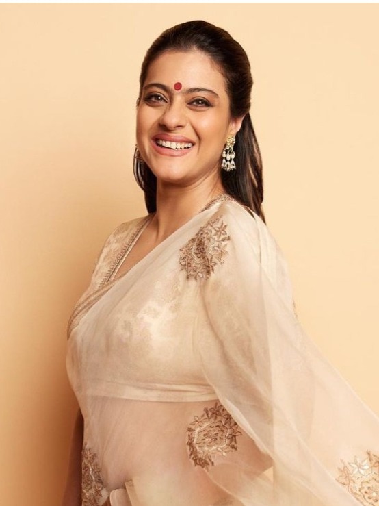 ऑफ व्हाइट साड़ी, माथे पर लाल बिंदी, काजोल के ट्रेडिशनल लुक हैं खूबसूरत