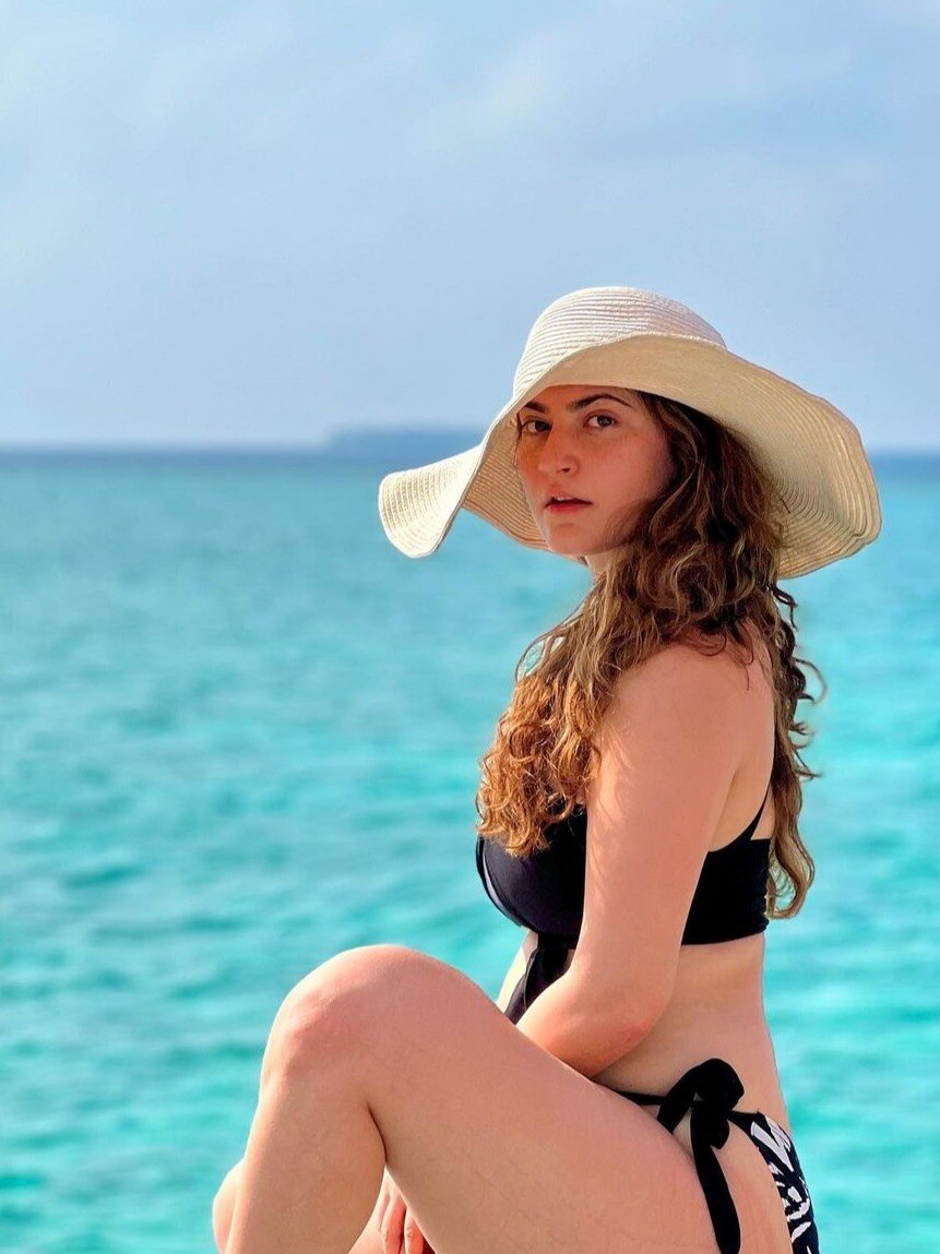 हनीमून पर दृश्यम 2 के डायरेक्टर, पत्नी ने शेयर की तस्वीरें, दिखा सिजलिंग लुक