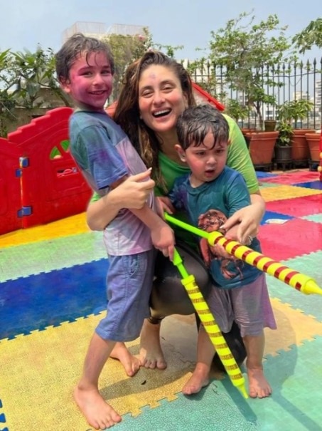 बेटों संग करीना ने खेली होली, तैमूर-जेह ने मारी पिचकारी, लेकिन कहां थे सैफ?