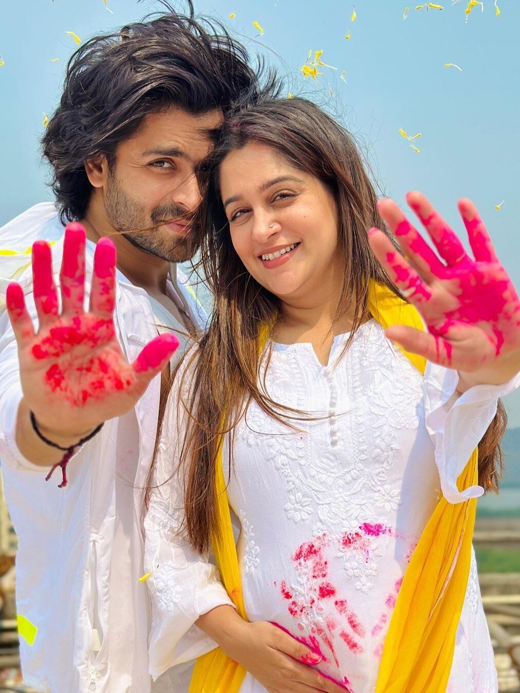 प्रेग्नेंट दीपिका ने शोएब संग खेली होली, फ्लॉन्ट किया बेबी बंप, पर क्यों हो रहे ट्रोल?