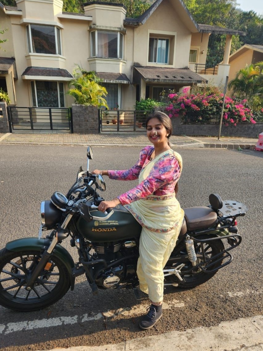 साड़ी पहन बाइक राइडिंग करती हैं रमा, कई देशों का किया सफर Pune bike