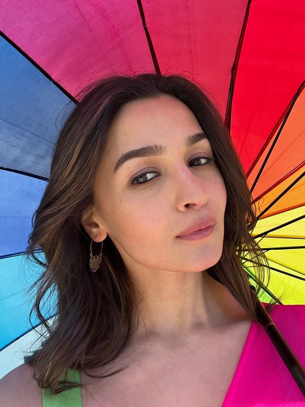 शादी के बाद पहली होली पर रणबीर से दूर आलिया, फिल्म के सेट से शेयर की फोटो, बनीं 'रंगीली रानी'