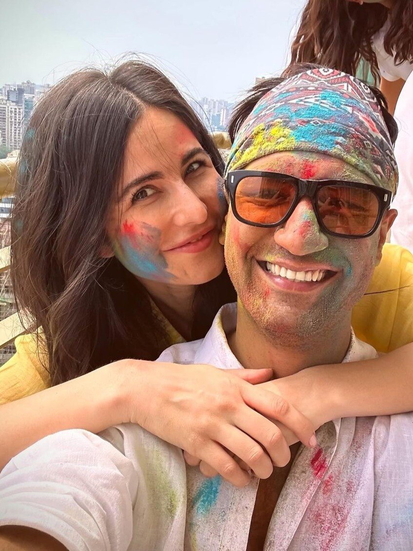 प्यार के रंग में डूबे विक्की-कटरीना, परिवार संग मनाई होली, क्यों उड़ रहा मजाक?