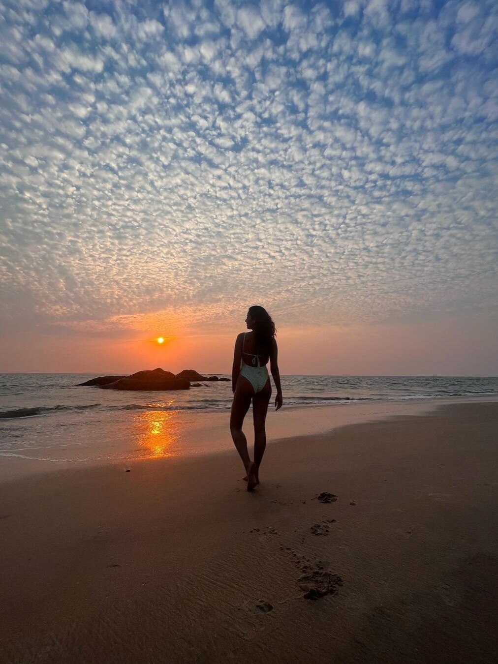 मीरा को नहीं पसंद होली खेलना, घर बैठकर शेयर कर रहीं बिकिनी फोटोज, फैन्स बोले- तुस्सी छा गए