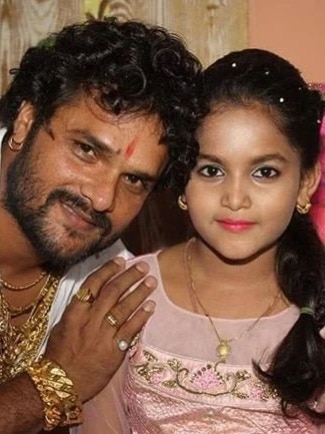 मां, पत्नी और लाडली बेटी संग खेसारी की फोटोज, बोले- हमार जीवन में जलवा ई लोग का है