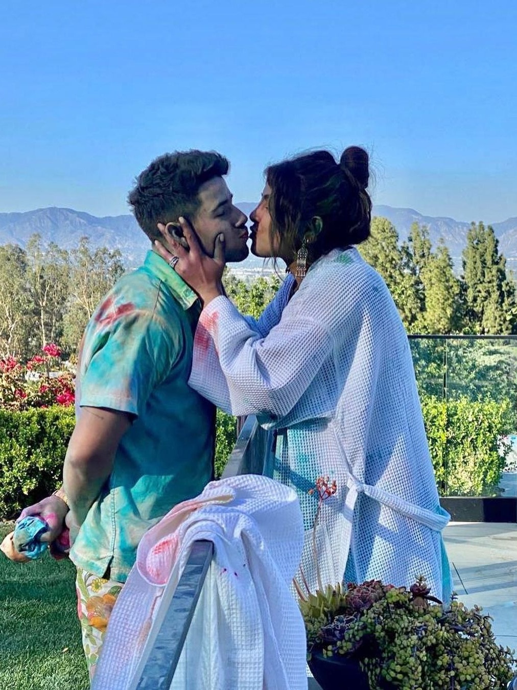 होली पर जब पार्टनर संग रोमांटिक हुए सेलेब्स, किया Kiss, प्यार में डूबकर मनाया जश्न