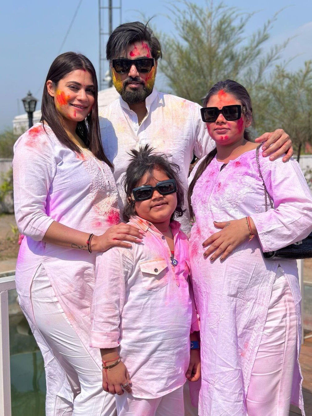 डिलीवरी से पहले एक्टर की दोनों प्रेग्नेंट बीवियों ने होली पर किया डांस, लगाया रंग, हुईं ट्रोल