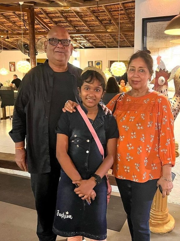 पापा की तरह टैलेंटेड-सोशल मीडिया स्टार है सतीश कौशिक की बेटी, देखें फैमिली फोटोज