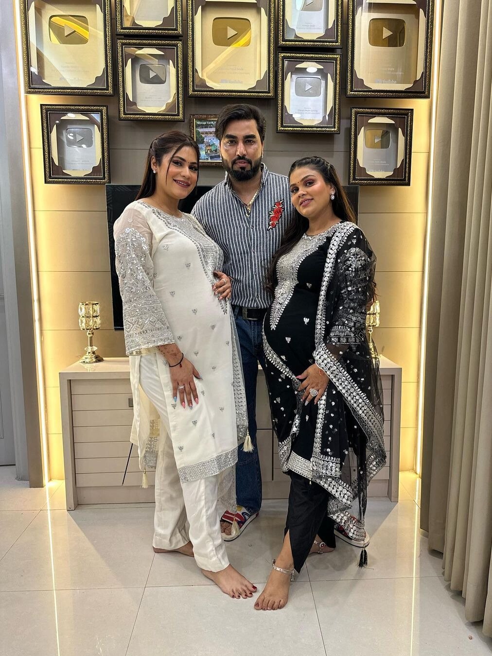 एक्टर की दोनों बीवियों की प्रेग्नेंसी पर उठे सवाल, फेक बेबी बंप बताने पर भड़कीं