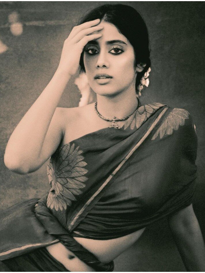 गजरा-साड़ी में जाह्नवी कपूर का सेन्शुअस अंदाज, यूजर्स को आई स्मिता पाटिल की याद 