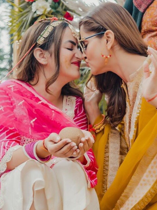 'दिलैक सिस्टर्स' की खूबसूरत बॉन्डिंग, रुबीना ने शेयर कीं छोटी बहन की हल्दी सेरेमनी फोटोज