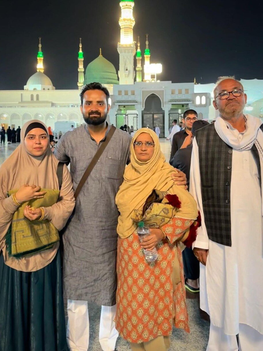 पति संग उमराह पर निकलीं दीपिका की ननद, पूरा किया सास-ससुर का सपना 