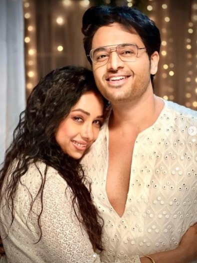 तारों की छांव में पति संग रोमांटिक हुई 'अनुपमा', छत पर इंटीमेट हुआ कपल, Kissing सीन वायरल	