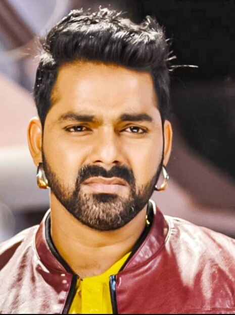 गुस्से में पवन सिंह, कंधे पर उठाया मगरमच्छ, किस लड़ाई की है तैयारी?