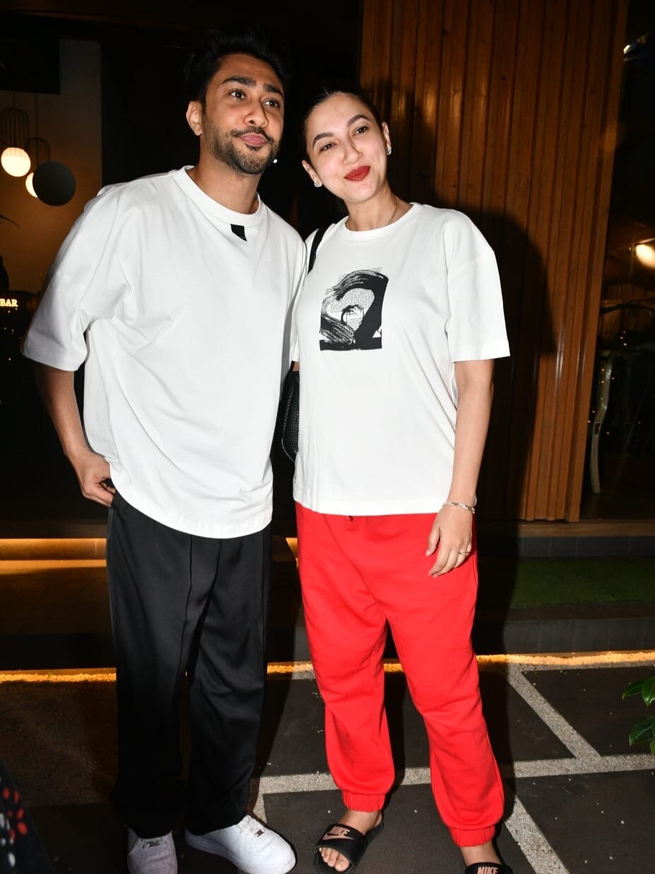 39 साल की प्रेग्नेंट एक्ट्रेस ने पति संग दिए पोज, ट्रोल्स बोले- मां-बेटे की जोड़ी लग रही