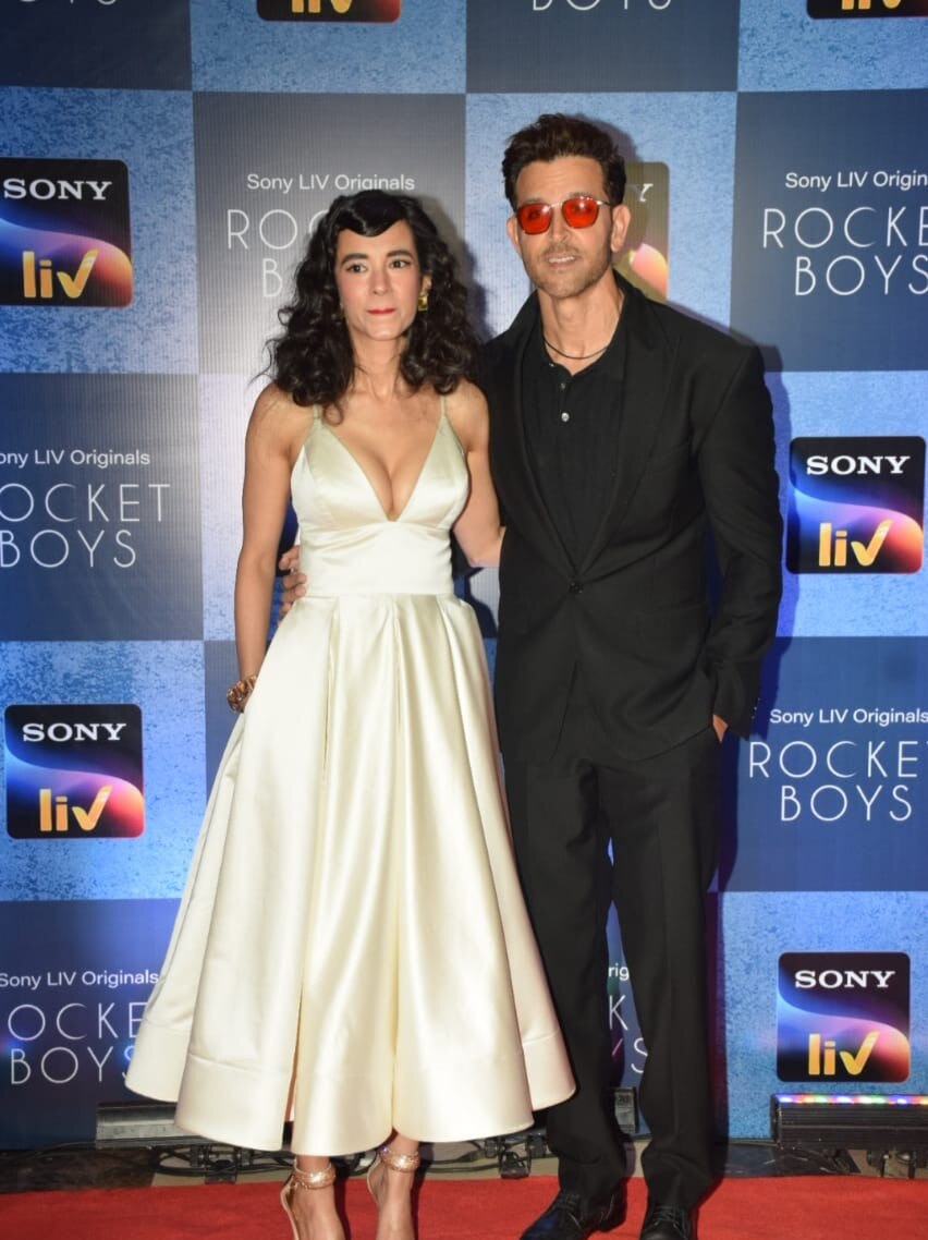 इवेंट में रोमांटिक होते दिखे ऋतिक-सबा, ट्रोल्स बोले- कैसी बेकार जोड़ी है