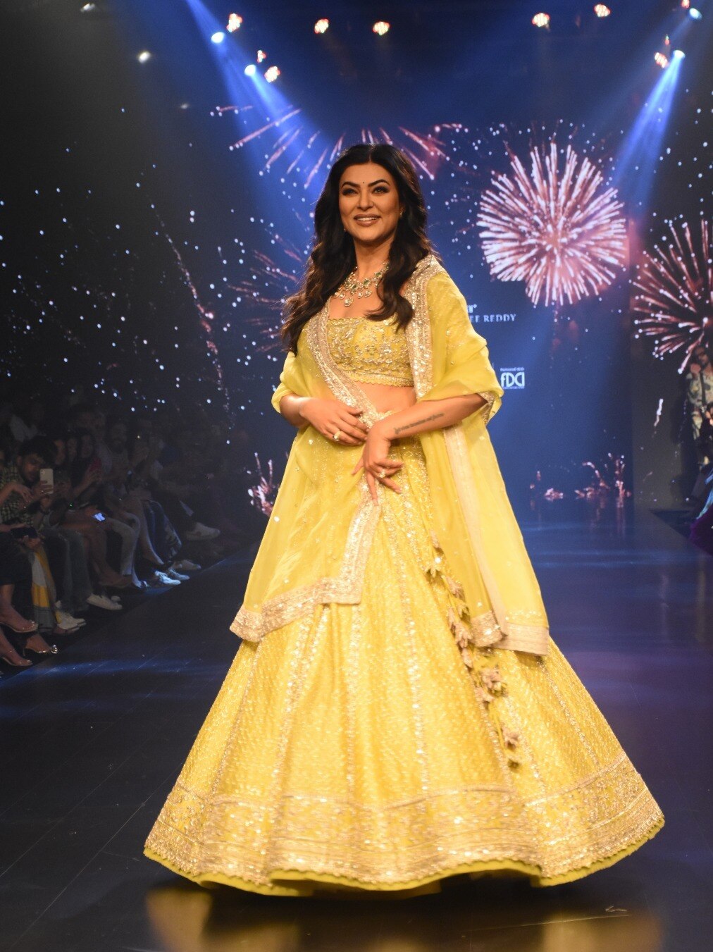 दो हफ्ते पहले आया हार्ट अटैक, अब सुष्मिता ने किया रैंप वॉक, येलो लहंगे में दिखीं क्वीन