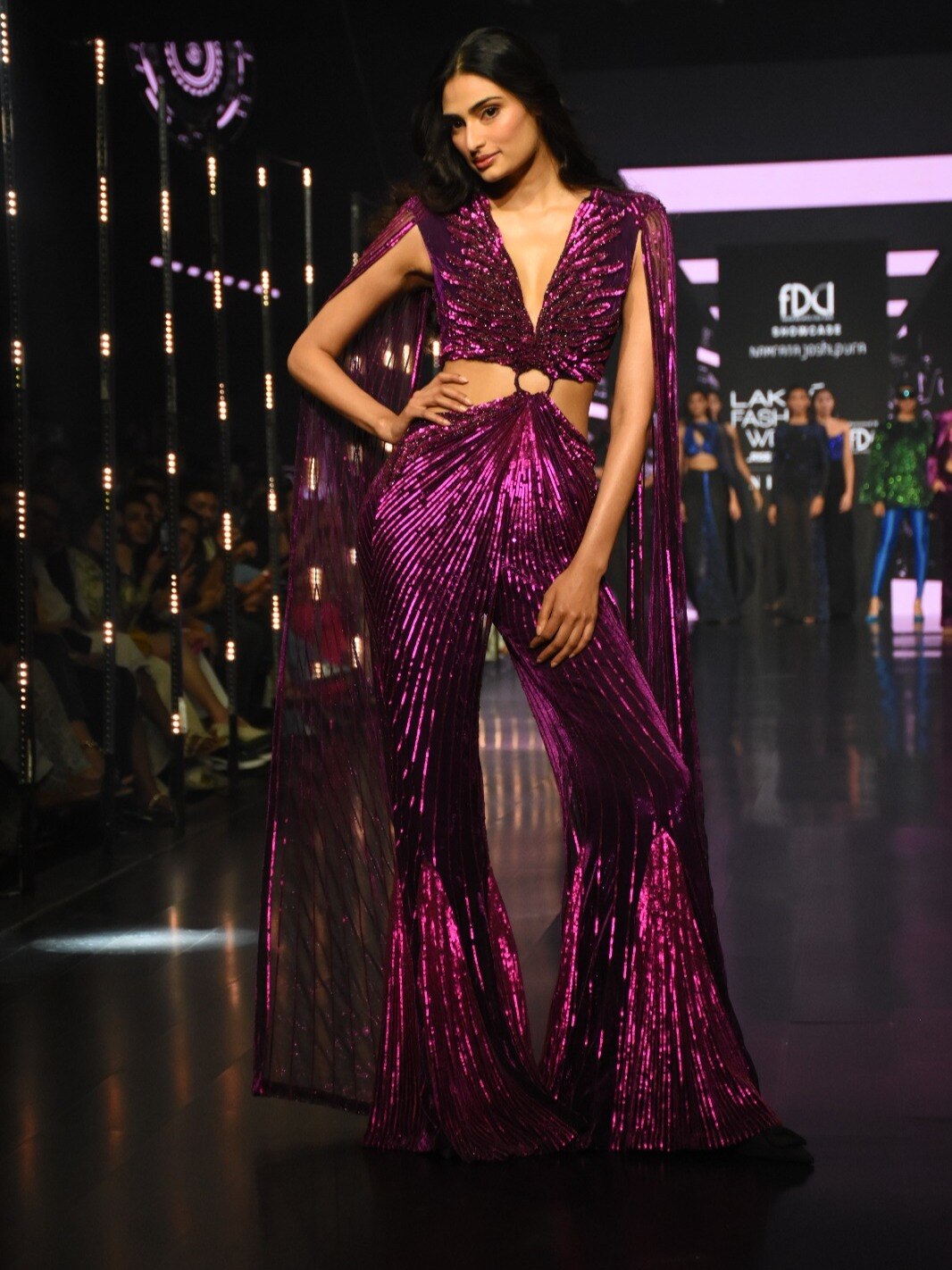 जंपसूट में ग्लैमरस लगीं अथिया, रैंप पर बिखेरा जलवा, पर वॉक का उड़ा मजाक, लोग बोले- ये फोटोशूट नहीं