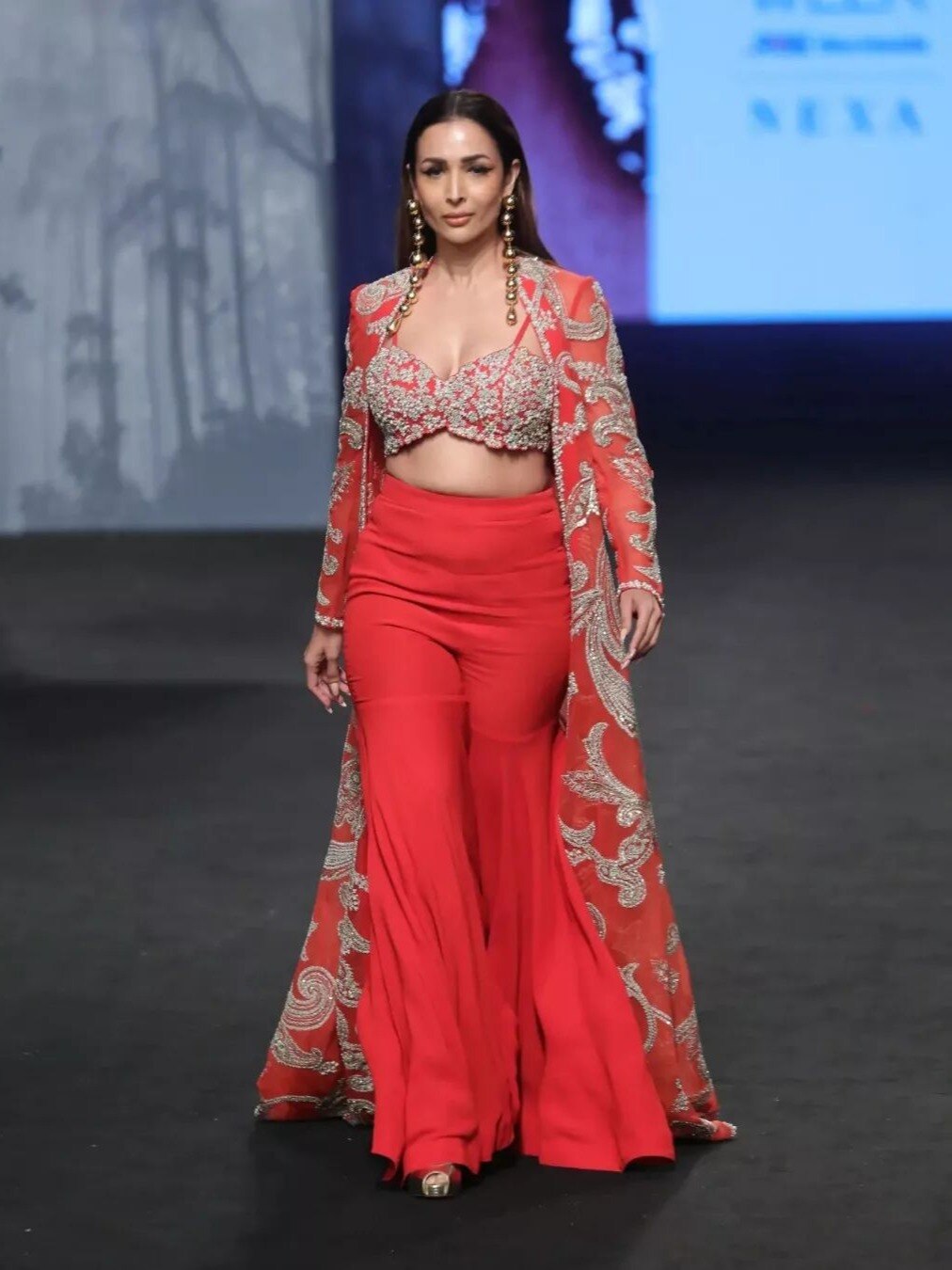 रेड डीपनेक ब्रालेट, शरारा पहने मलाइका ने रैम्प पर लगाई आग, फैंस बोल- फैशन क्वीन