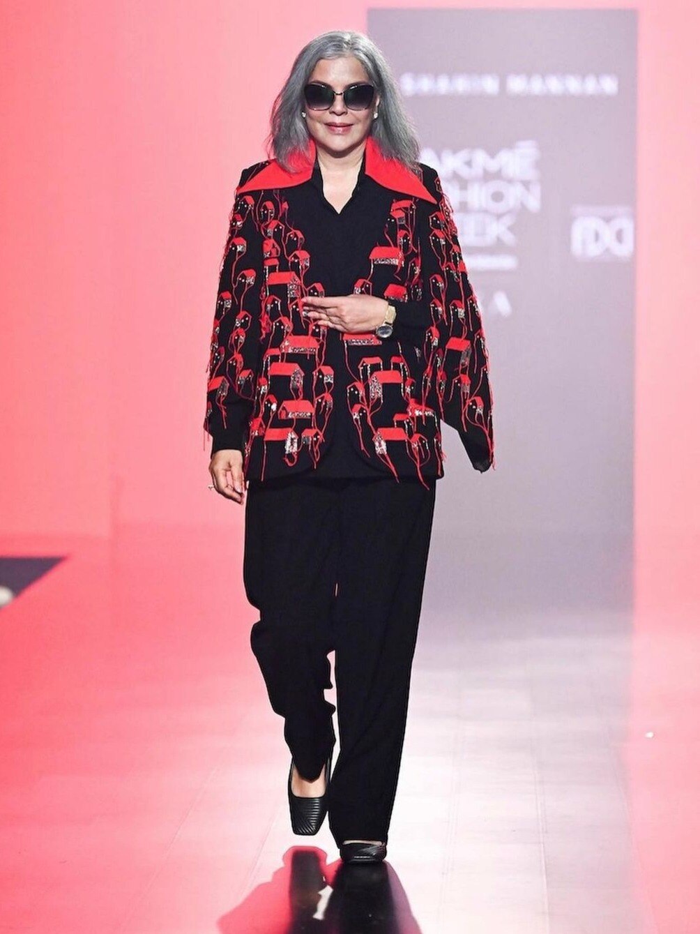 71 की उम्र में एक्ट्रेस ने रैम्प पर किया कमबैक, जलवा देख इम्प्रेस हुए फैंस