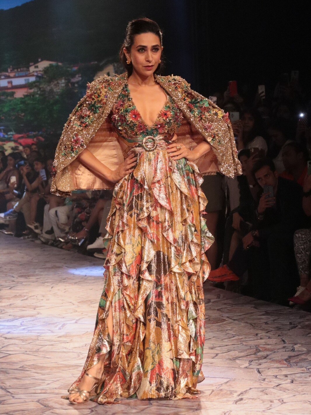 दो बच्चों की मां, 48 की उम्र, मशहूर एक्ट्रेस ने रैंप पर बिखेरा जलवा, दीवाने हुए फैन्स