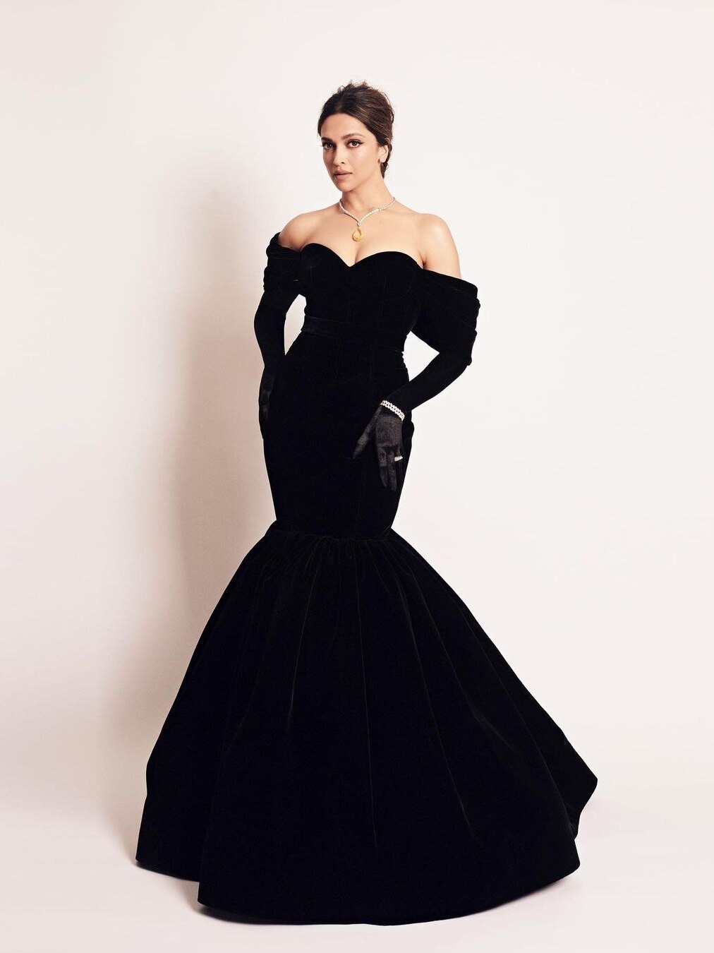 Oscars 2023 में दीपिका ने लूटी महफिल, वेलवेट गाउन-डायमंड ज्वैलरी में लगीं ग्लैमरस