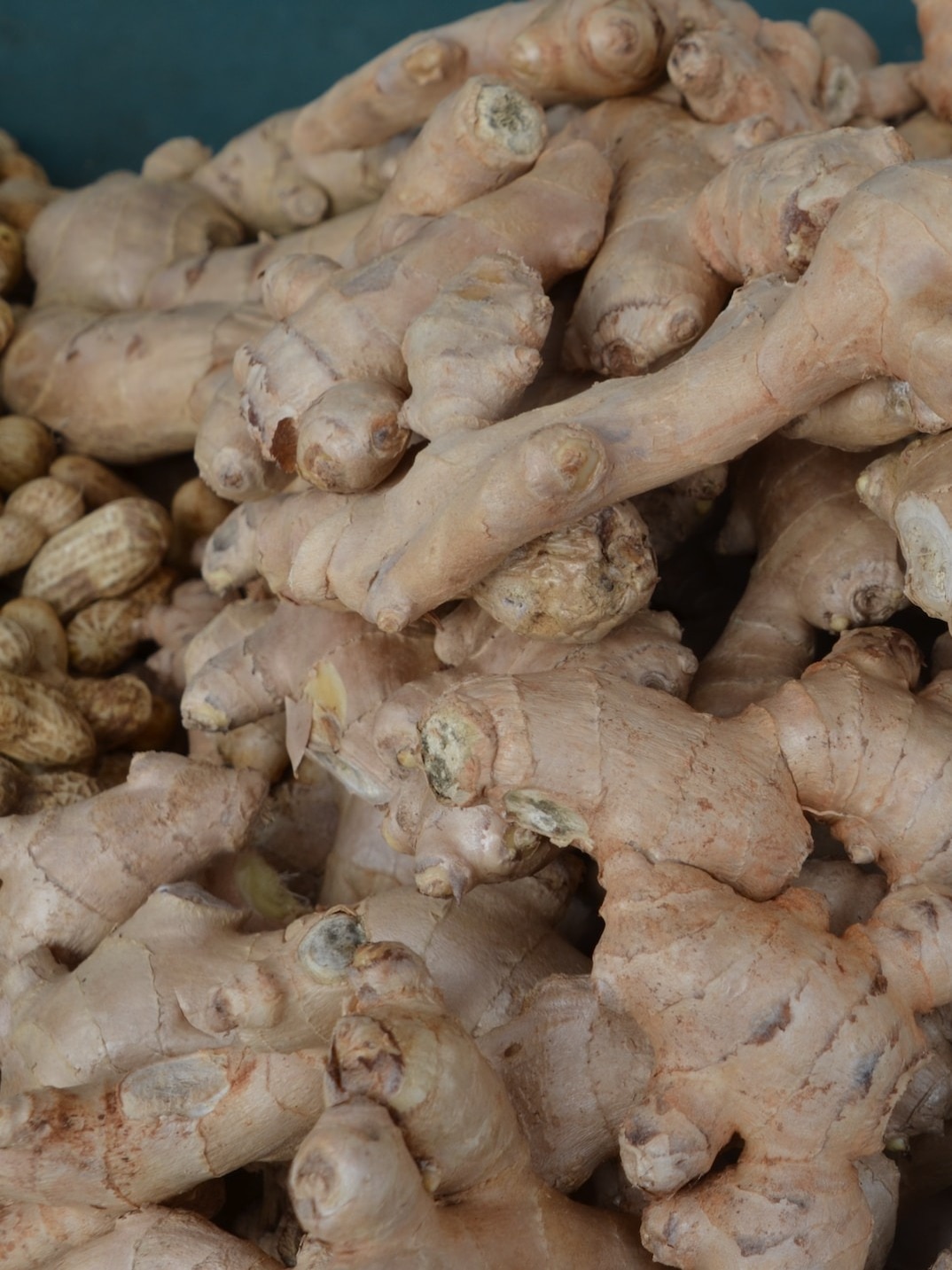 পাকা চুল কালো করে আদা, কীভাবে?