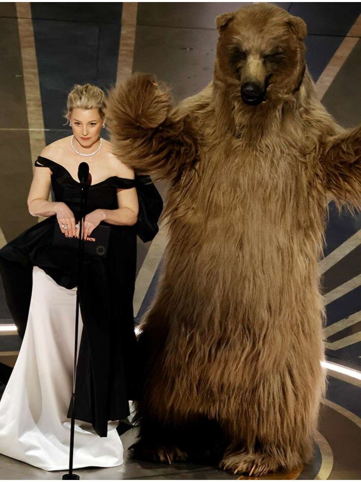 ऑस्कर अवॉर्ड में भालू के साथ स्टेज पर आई एक्ट्रेस, गिरते गिरते बची