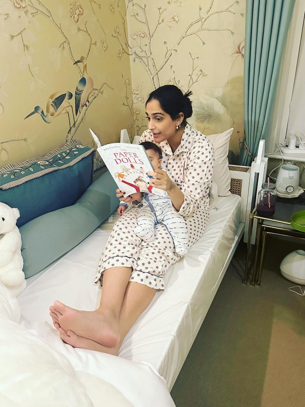 मां बनकर ग्लैमर भूलीं सोनम, नाइट सूट में दिखा नो मेकअप लुक, घर में बेटे को यूं संभाल रहीं