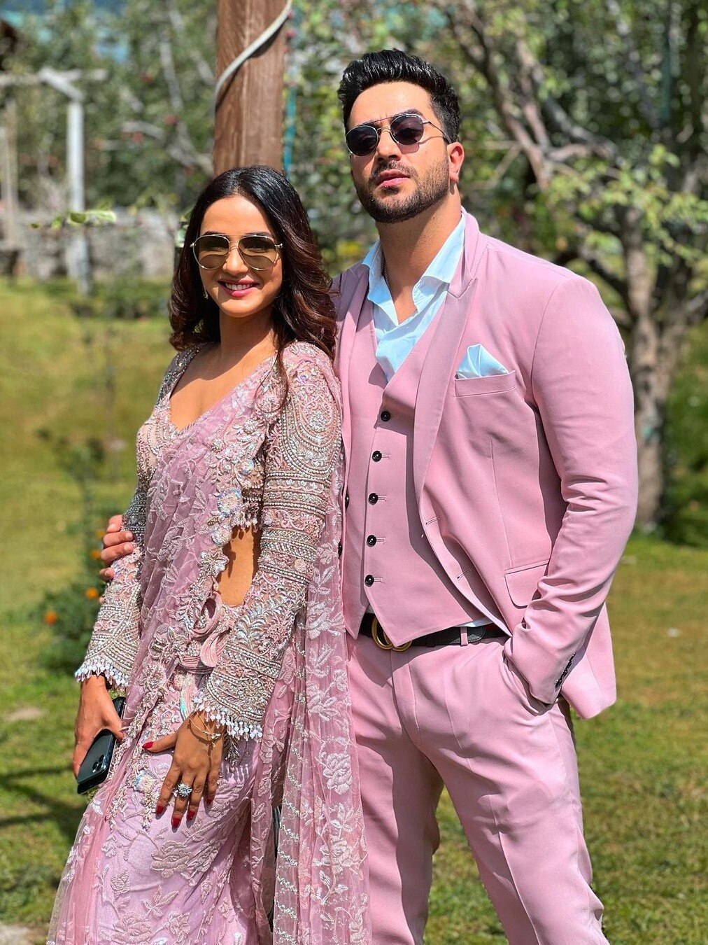 दोस्त की शादी में एक्टर ने गर्लफ्रेंड को गोद में उठाकर किया क्रेजी डांस, Video वायरल