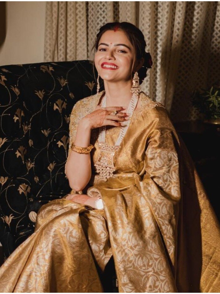 सिंदूर-बिंदी में रुबीना दिलैक का दिलकश अंदाज, गोल्डन साड़ी में देख लट्टू हुए फैंस
