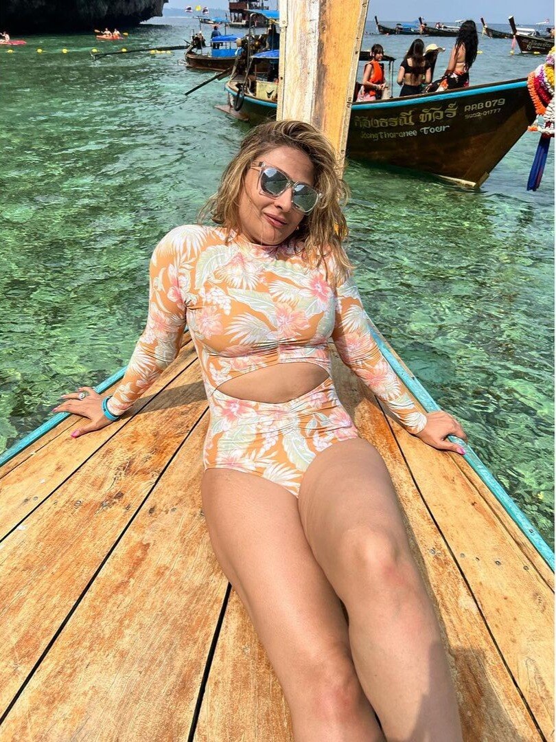 टशन में 43 साल की एक्ट्रेस, समंदर किनारे बिकिनी में दिखाई अदाएं