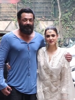 पार्टी में ऐसे कपड़े पहनकर पहुंचे बॉबी देओल, लोग उड़ा रहे खिल्ली, पत्नी दिखीं खूबसूरत