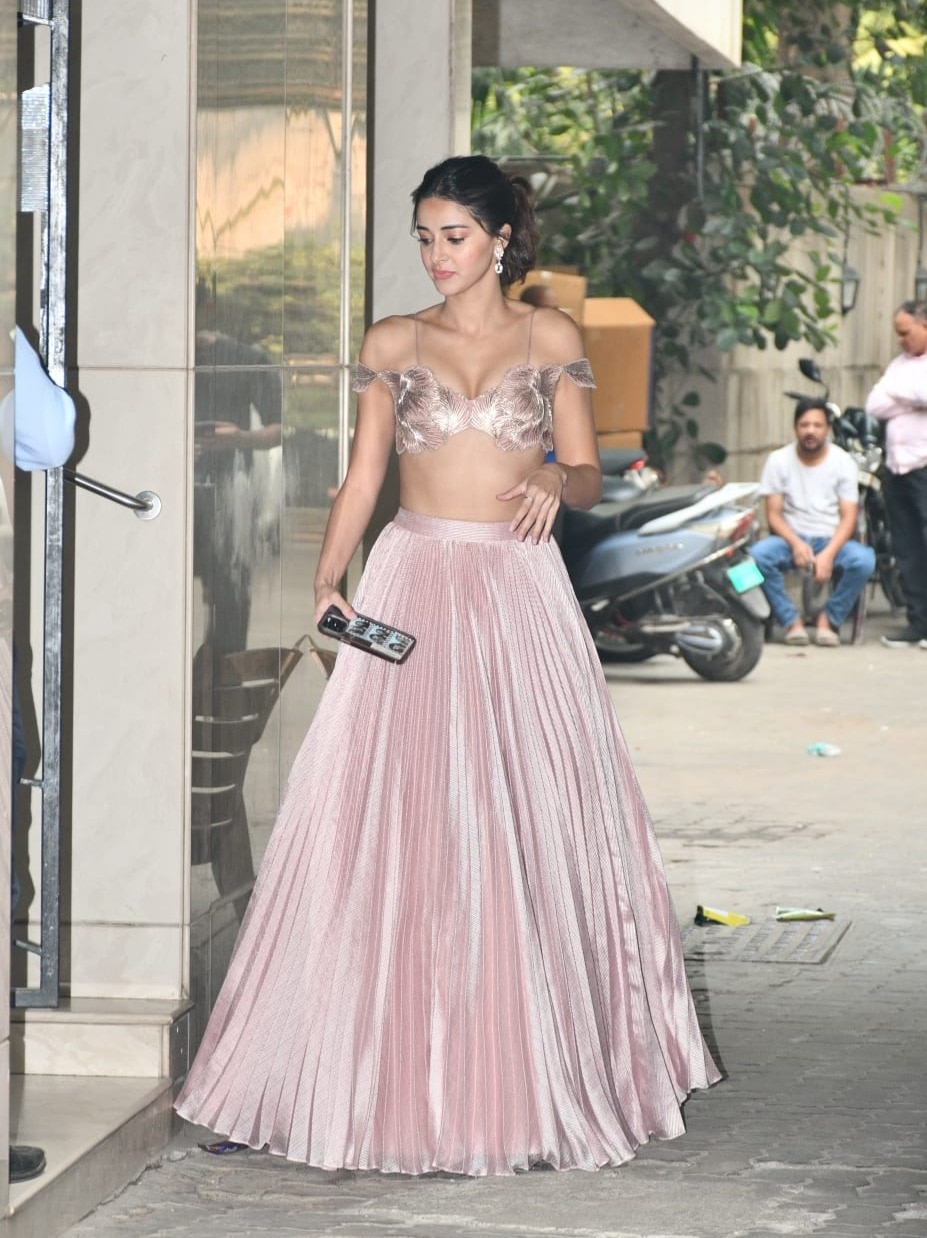 पेस्टल पिंक लहंगे में अनन्या का जलवा, पर लोग कर रहे बॉडी शेम