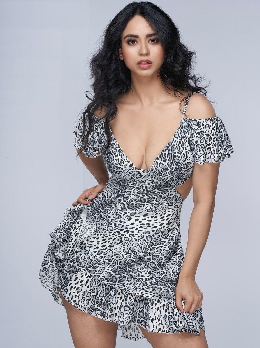 रिवीलिंग ब्रालेट में 28 साल की एक्ट्रेस, स्कर्ट का डिजाइन देख पीछे पड़े ट्रोल्स, बोले- आधी ड्रेस है