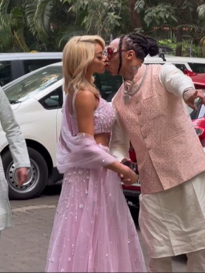 बीच सड़क गर्लफ्रेंड को रैपर ने किया Kiss, फिर की ऐसी हरकत, यूजर्स बोले- बुलाओ पुलिस