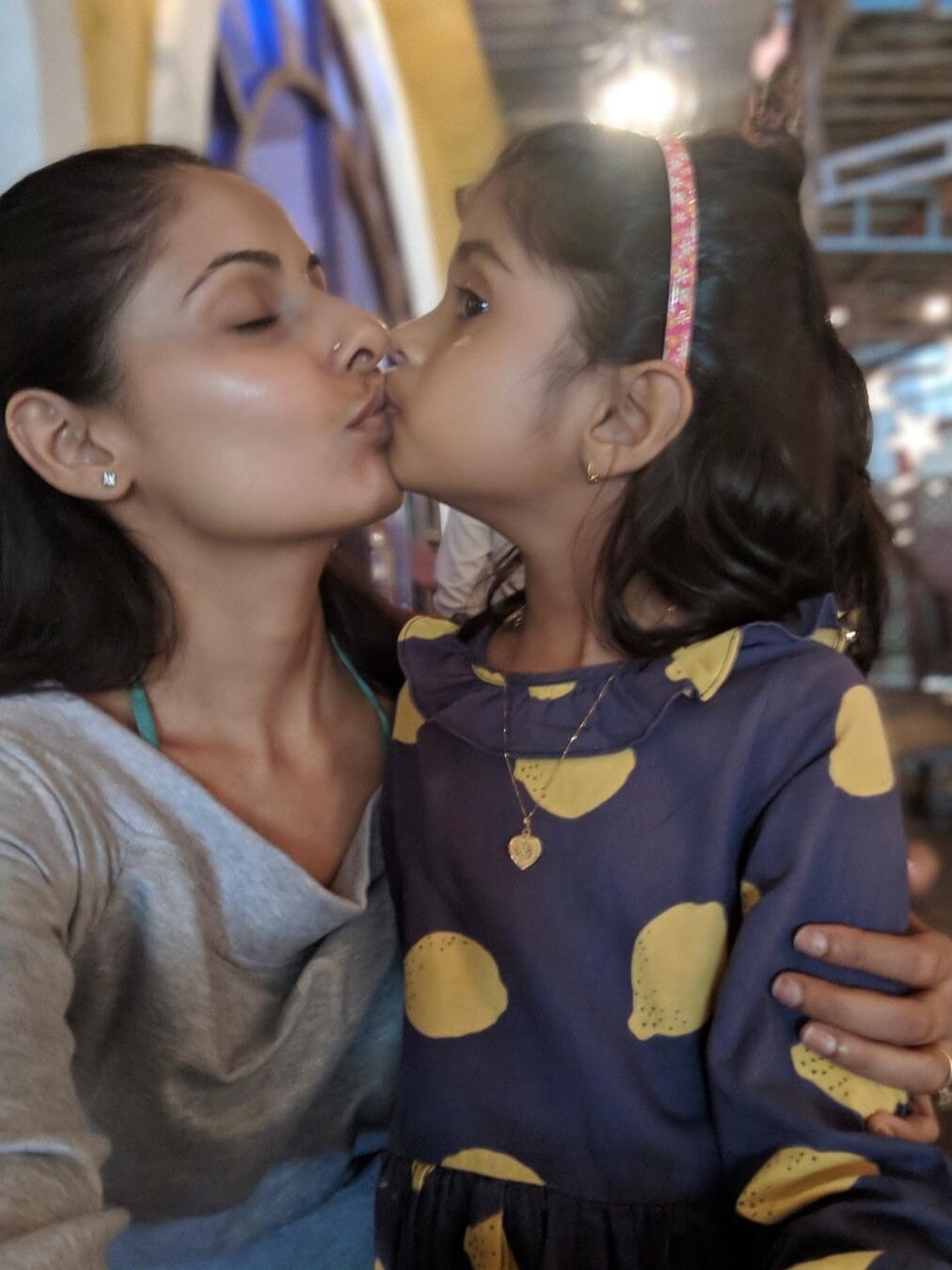 एक्ट्रेस ने दोनों बच्चों को किया Kiss, ट्रोल्स बोले- बंद करो चाइल्ड अब्यूज, भड़कीं एक्ट्रेस