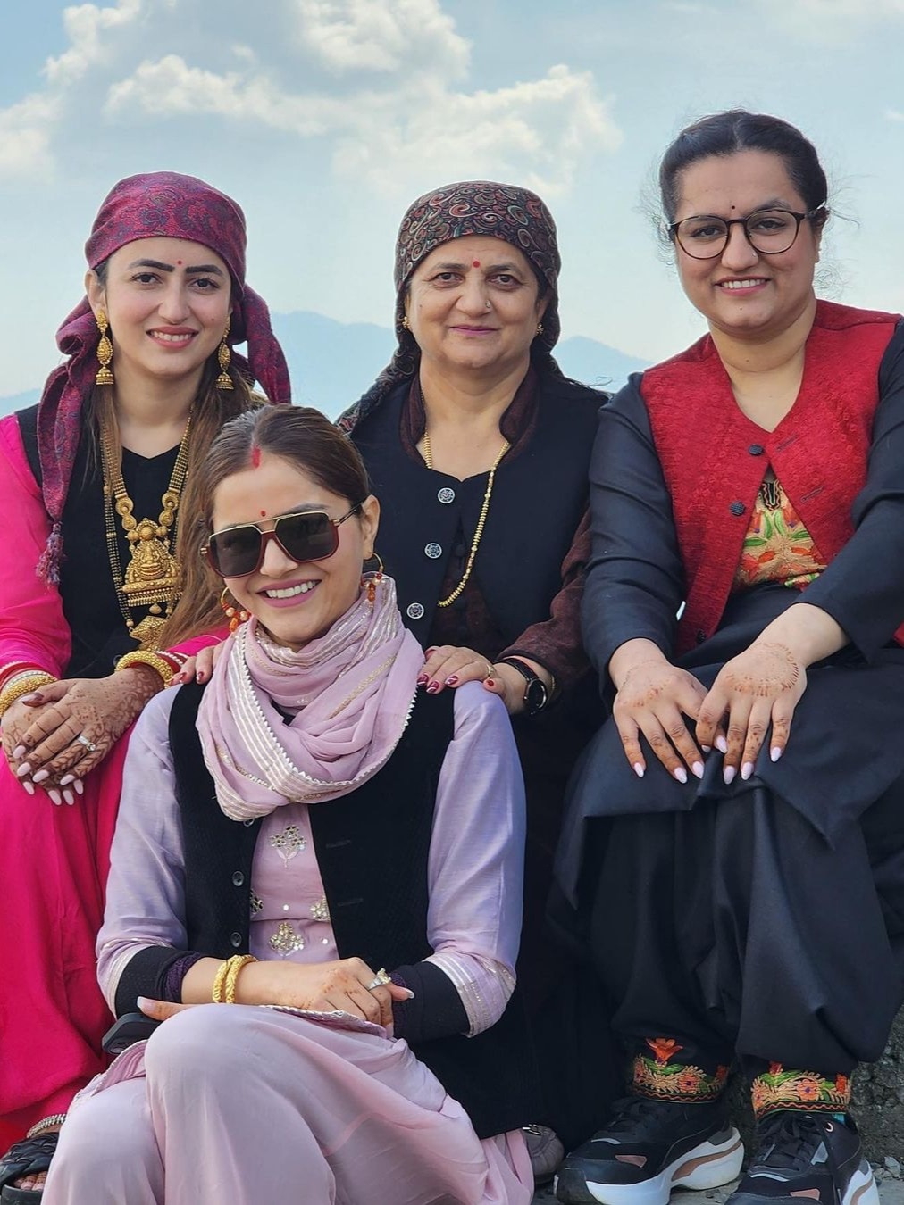 पहाड़ी लुक में 'दिलैक सिस्टर्स', मम्मी संग दिखी बॉन्डिंग, ज्योतिका के देसी अंदाज पर फिदा फैन्स