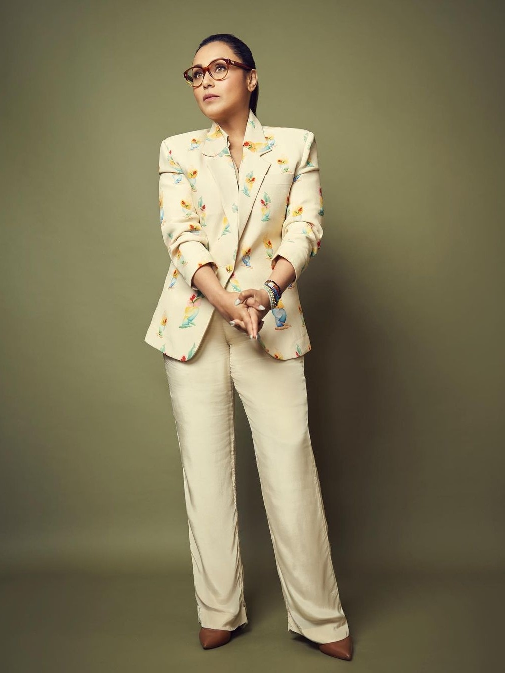 फिट बॉडी, टोन्ड फिगर, 44 साल की मशहूर एक्ट्रेस देती हैं उम्र को मात, दिखा 'दबंग' अंदाज