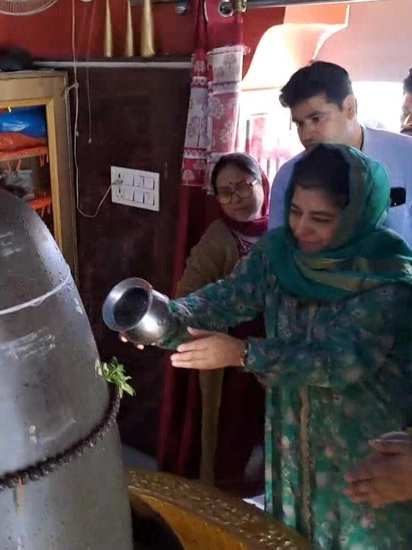 महबूबा मुफ्ती ने शिव मंदिर में चढ़ाया जल! भड़की बीजेपी 
