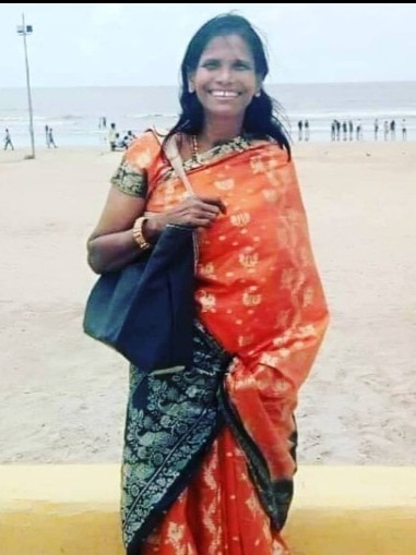 मैक्सी में रानू मंडल, बेटे की उम्र के लड़के संग किया रोमांटिक डांस, Video देख भड़के लोग