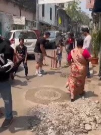 David Warner plays gully cricket with Mumbai youngsters, watch video