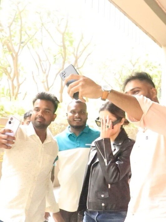 सेल्फी लेने के चक्कर में मलाइका से टकराया शख्स, एक्ट्रेस को आया गुस्सा