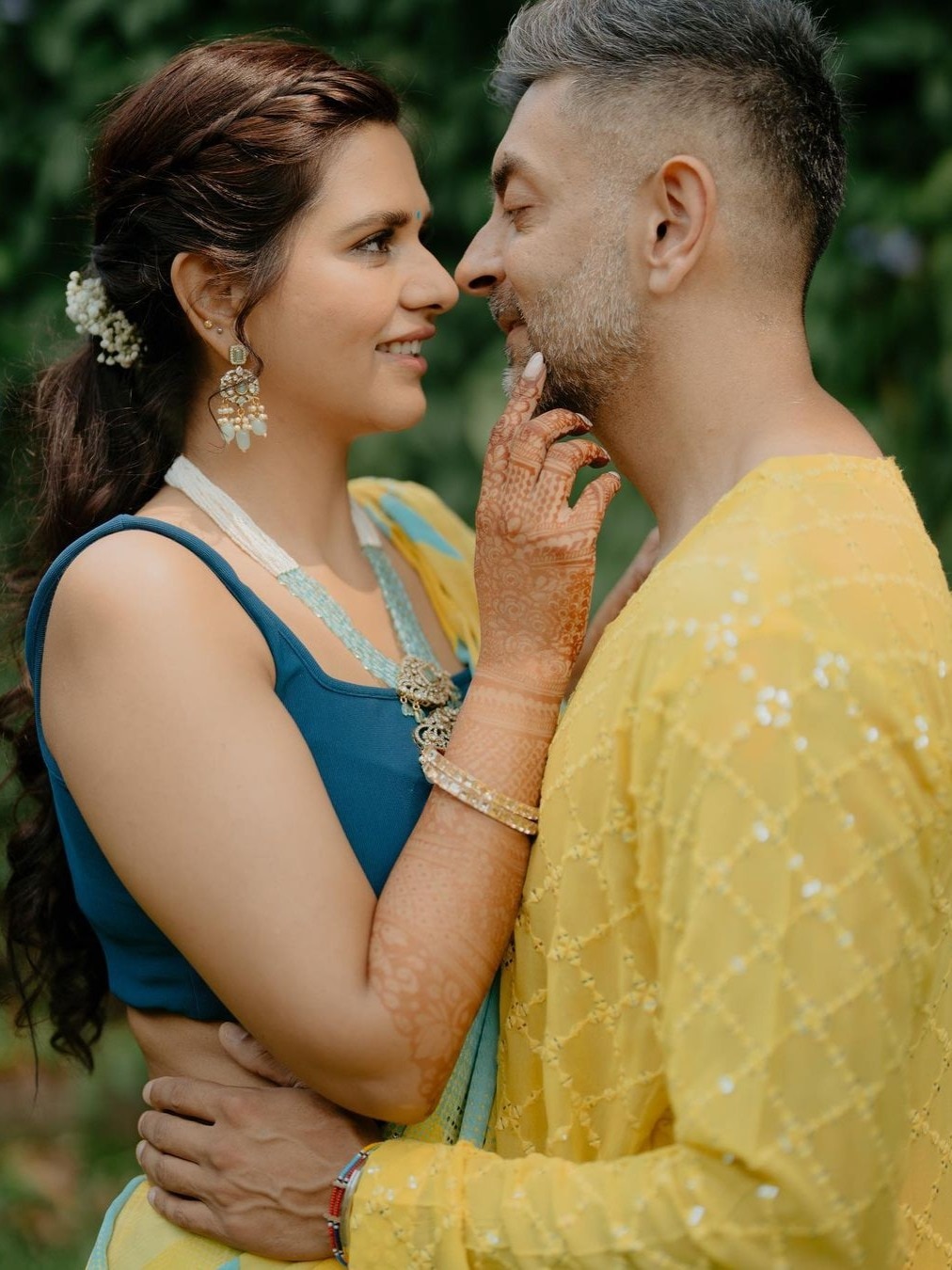 मेहंदी के बाद दलजीत को लगी हल्दी, पति-बच्चों संग शेयर की फैमिली फोटो