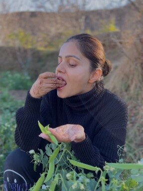 गांव की देसी लाइफ जी रही हैं रुबीना, खेत में खाया खाना, फैमिली संग की मस्ती