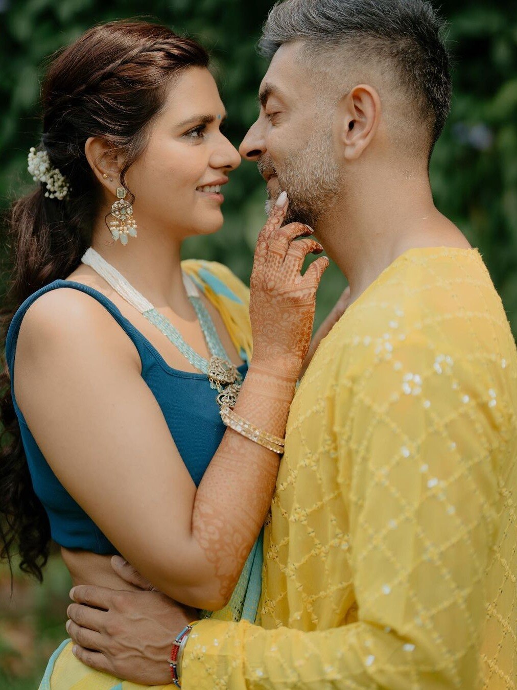 संगीत में नाची 40 साल की एक्ट्रेस, दूल्हे ने भी लगाए ठुमके, शादी से पहले रोमांटिक हुआ कपल, किया Liplock