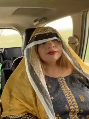 गांव जाकर ग्लैमर भूली मशहूर एक्ट्रेस, शादी के 6 साल बाद पहुंची ससुराल, पति के कहने पर लिया घूंघट